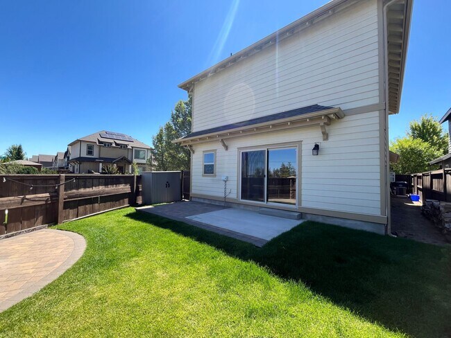 Building Photo - Spacious 3-Bed, 2.5 Bath Home with Community Pool in NE Bend