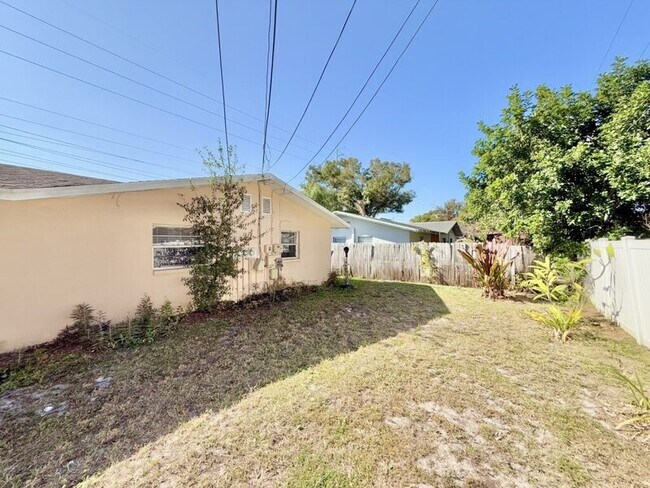 Building Photo - 972 San Christopher Dr