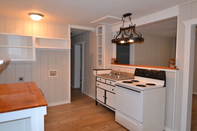 Building Photo - Charming 1 Bedroom Home Available!