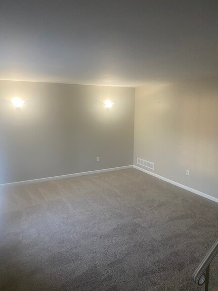 Large main bedroom - 16 Pine Dr