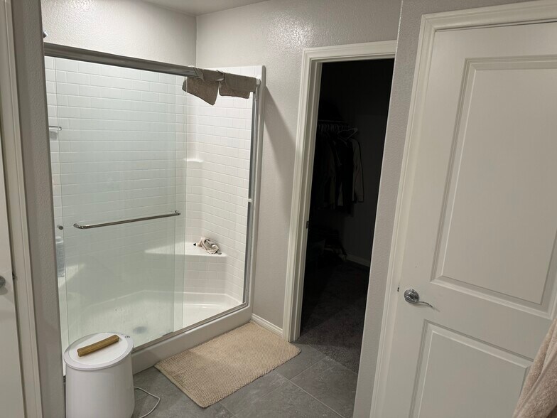 Building Photo - 10974 Cambridge Lakes Ave