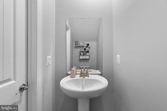 Building Photo - 10005 Maids Fancy Way