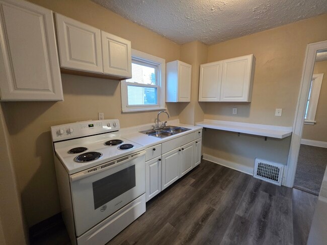 Building Photo - 423 Cypress Ave