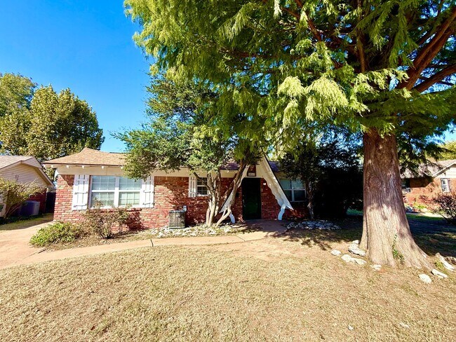 Building Photo - Charming 3 BD 1.5 BA w/ Bonus Room in the Village!!