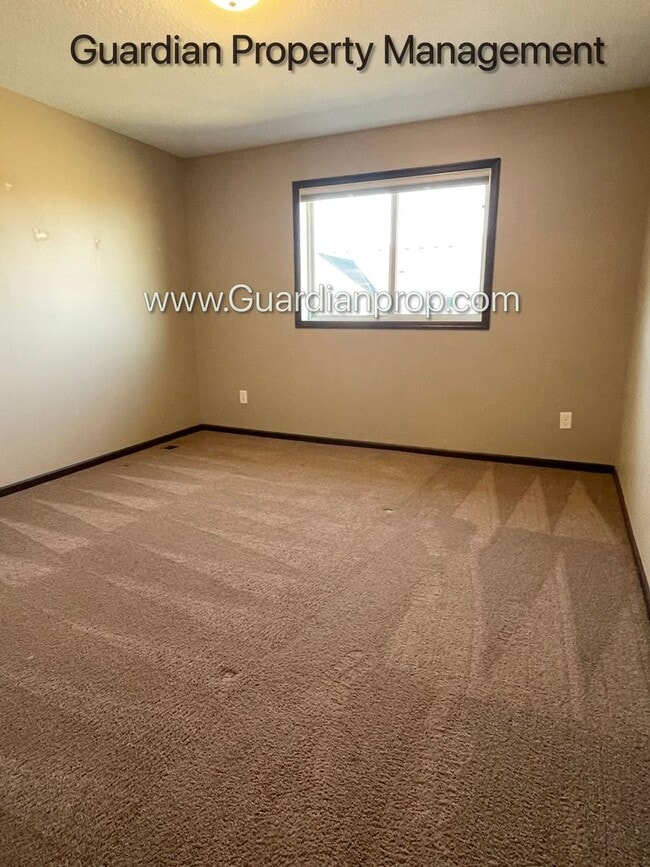 Building Photo - Lakeville, Middle Unit Town Home, 2.5 Bath...