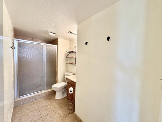 Building Photo - Charming 4-Bed by the Lake in Morgan Hill