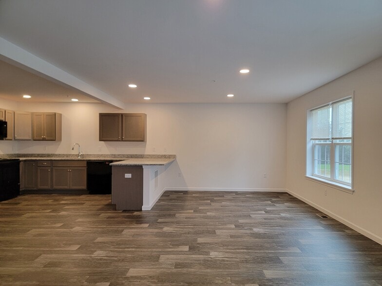 Building Photo - 140 Robert Cir