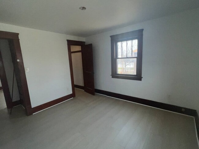 Building Photo - 1055 W 12th St