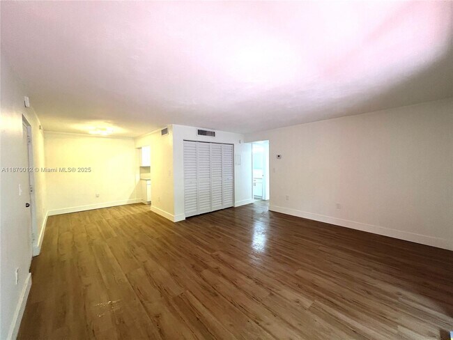 Building Photo - 10822 N Kendall Dr