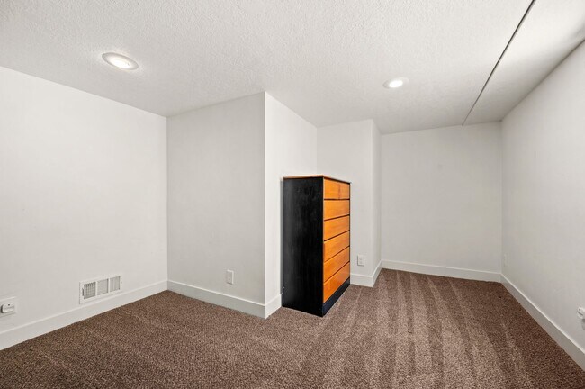 Building Photo - Beautifully Updated Holladay Home!