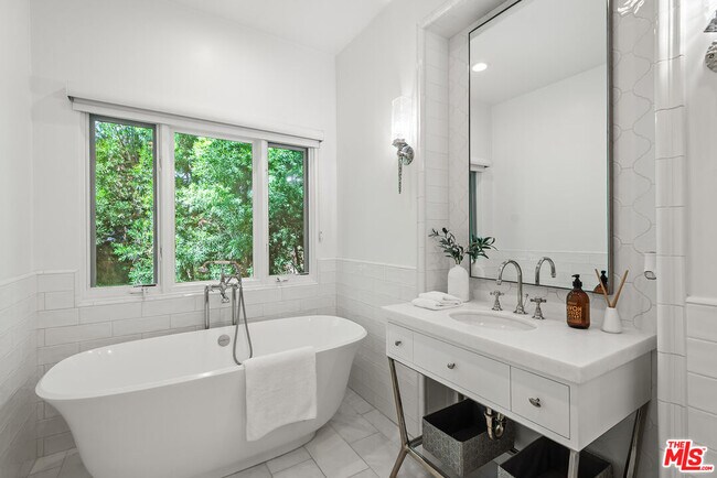 Building Photo - 9928 Toluca Lake Ave