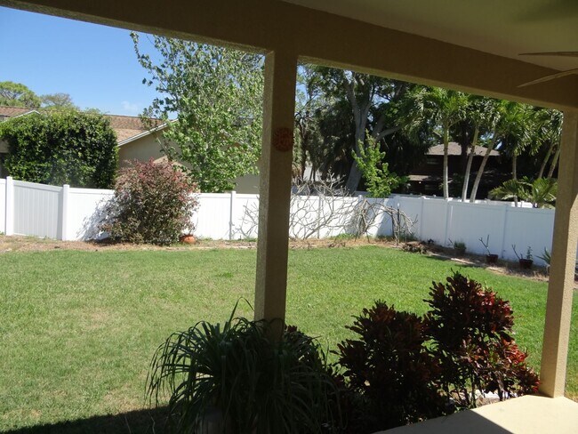 Building Photo - Spacious 4/2/2 home in south St Petersburg