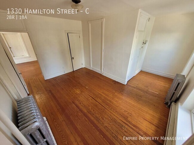 Building Photo - 2nd Floor: 2 Bedroom /1 Bathroom Apartment...