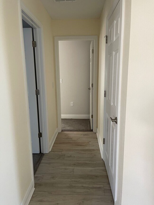 Building Photo - Spacious 3 bedroom, 2 bath, 2 car garage home located in Deed resticted community