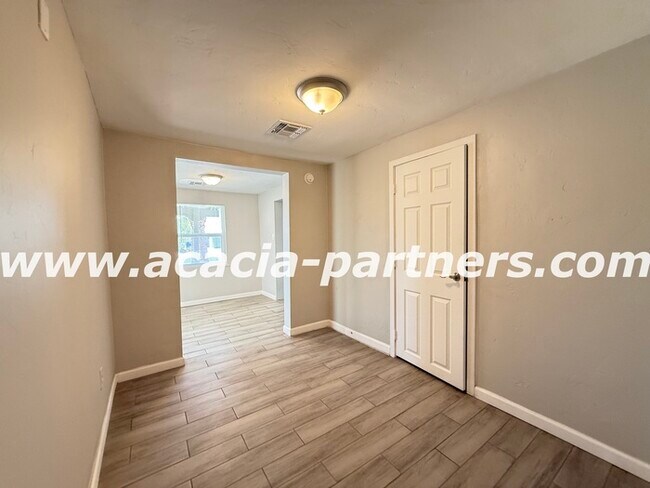Building Photo - 2 Bedroom home on a large lot