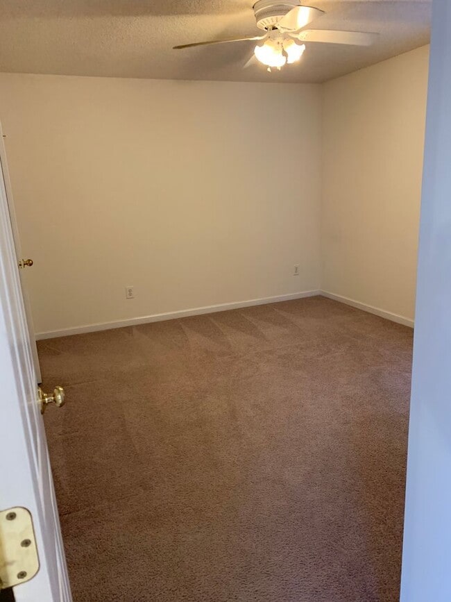 Building Photo - 125 Springwood Ln