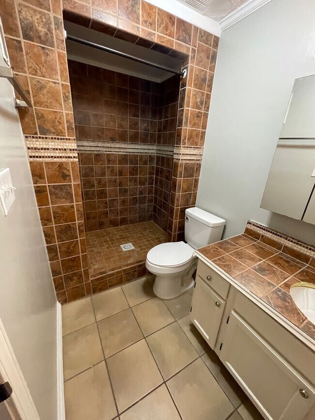 Building Photo - City Walk Apartments!