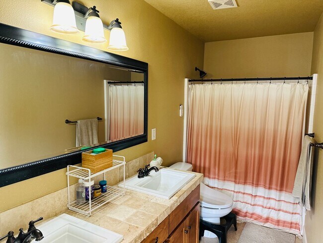 Building Photo - Charming Home in Great Location