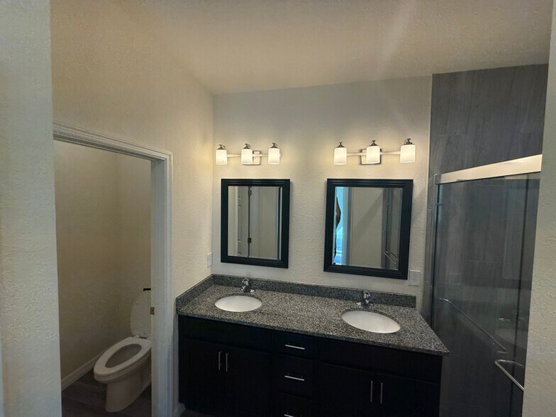 Building Photo - 1136 S Hilton Cir
