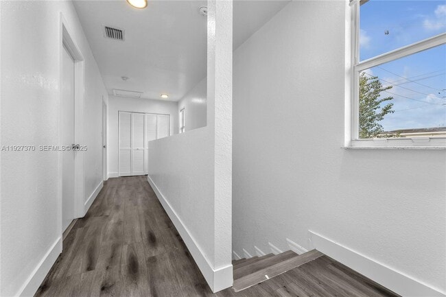 Building Photo - 1541 NW 1st Ct