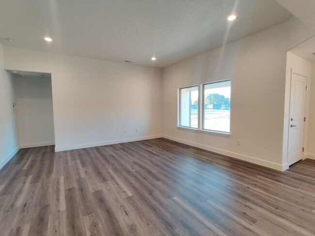 Building Photo - Newer Home for Rent in Benton City