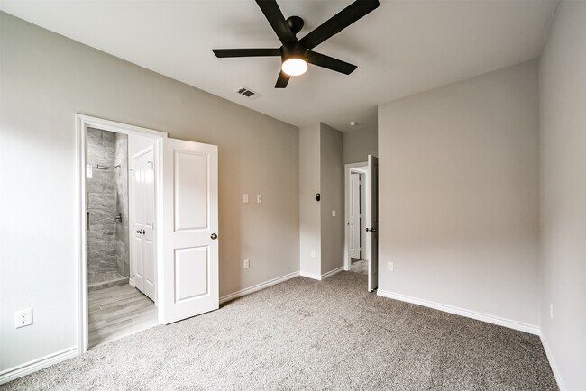 Building Photo - 16613 E Lynbrook