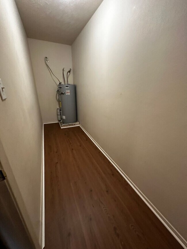 Building Photo - Available Now! 1/1 Apartment - **HUD Accepted** (upstairs)