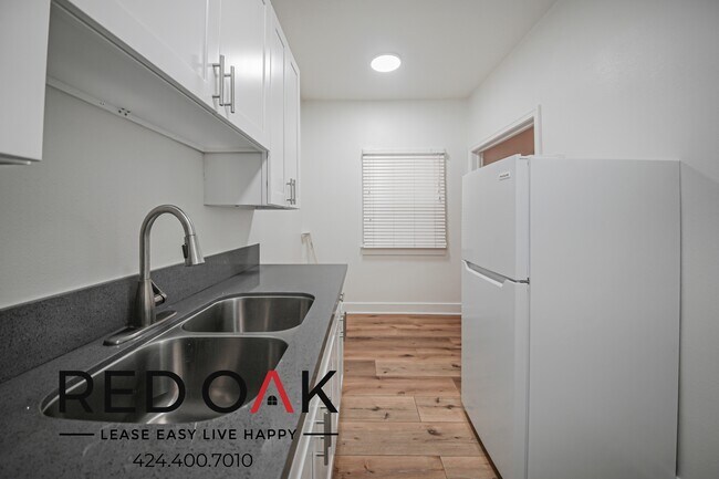 Building Photo - 454 S Catalina St
