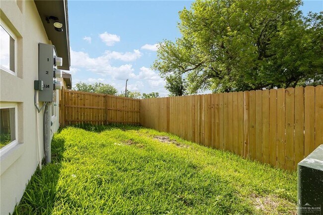 Building Photo - 30 Violet Ave W