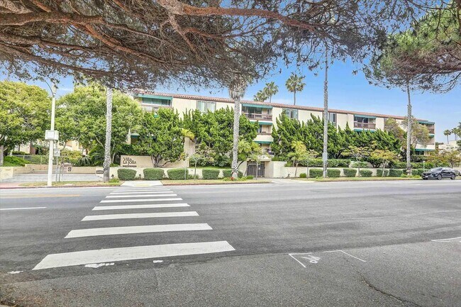 Building Photo - JUST BLOCKS TO THE BEAUTIFUL WIND AND SEA BEACHES!