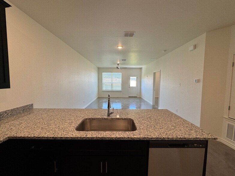 Building Photo - 636 Pacific Crest Trl