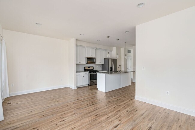 Building Photo - LIKE-NEW 3-LEVEL TOWNHOME IN FREDERICKSBURG