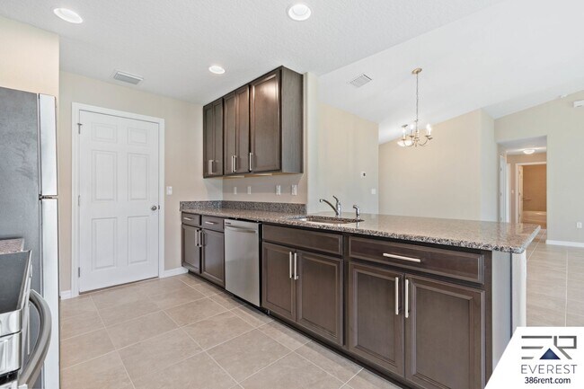 Building Photo - FULLY FENCED 3/2/2 IN DESIRABLE QUAIL HOLLOW