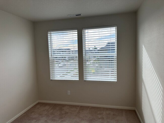 Building Photo - 4 bedroom 2.5 bathroom home!