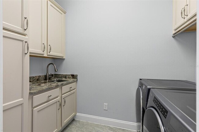 Building Photo - 13 Village View Dr