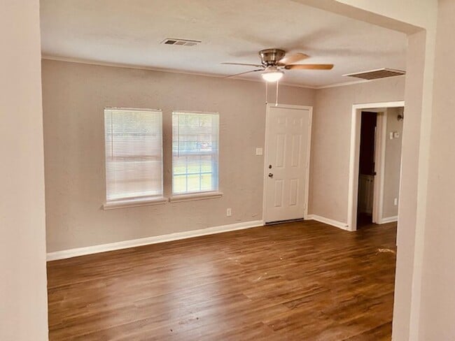 Building Photo - BEAUTIFUL RECENTLY REMODELED 3 BEDROOM HOME