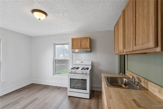 Building Photo - 409 N 6th St