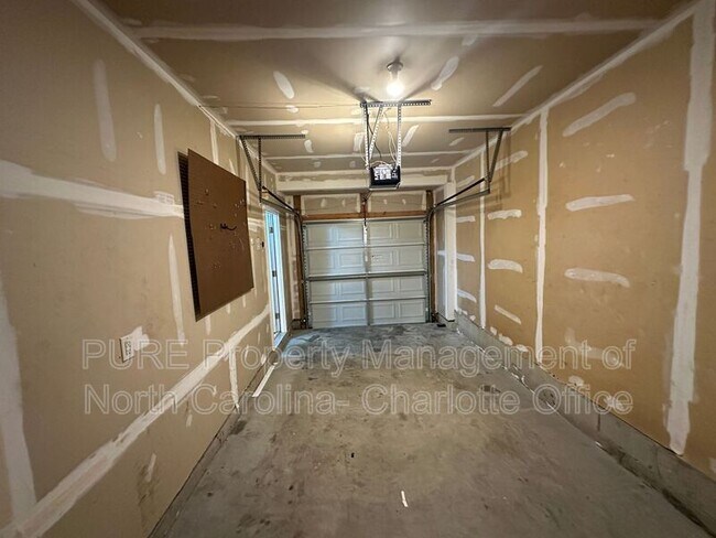 Building Photo - 6033 Queens Walk Ct