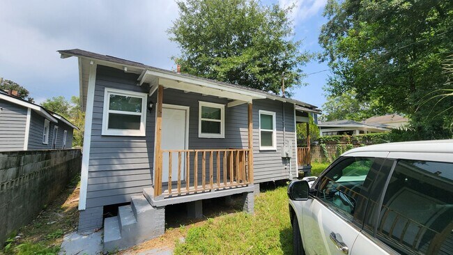 Building Photo - Cozy Home