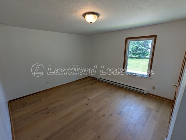 Building Photo - Country Living Spacious Ranch Duplex with ...