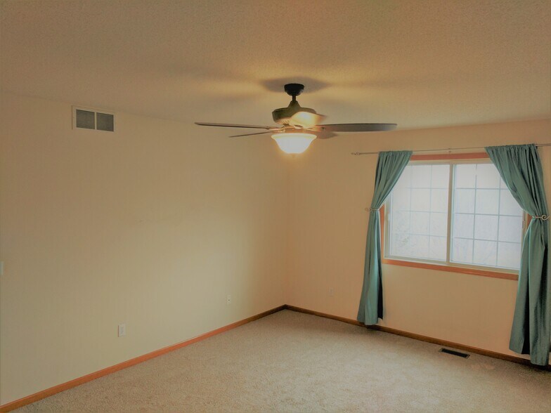 Building Photo - 3625 Vermilion Court North