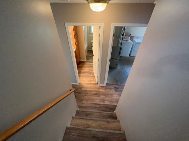 Building Photo - Bright & Beautiful 3-Bedroom Spacious, Mov...