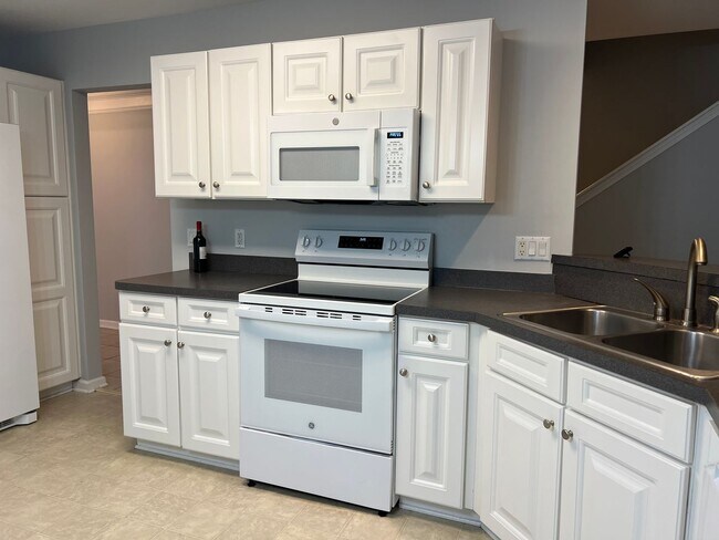 Building Photo - Three Bedroom Home in Pinecrest with Garage