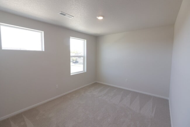 Building Photo - Now Leasing in Bend – 4/2.5 New Constructi...