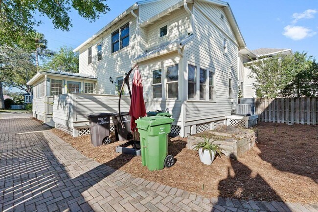 Building Photo - 313 St George St