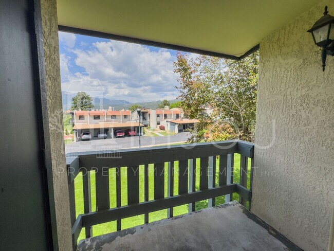 Building Photo - Westside Condo w/ Amazing Views