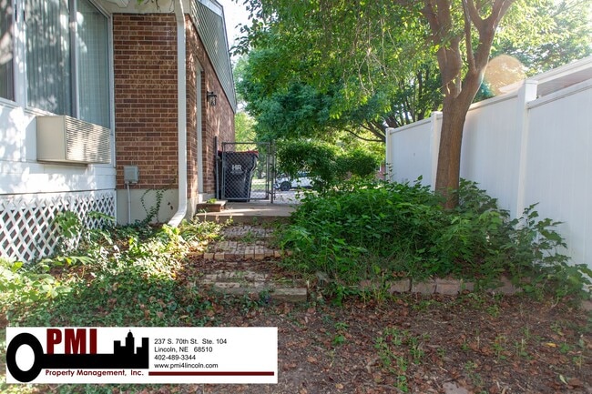 Building Photo - 8030 N Hazelwood Dr