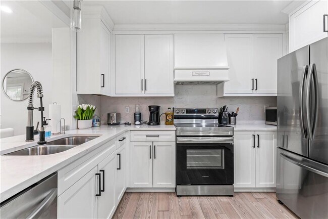 Building Photo - 1129 Graymont Dr SW