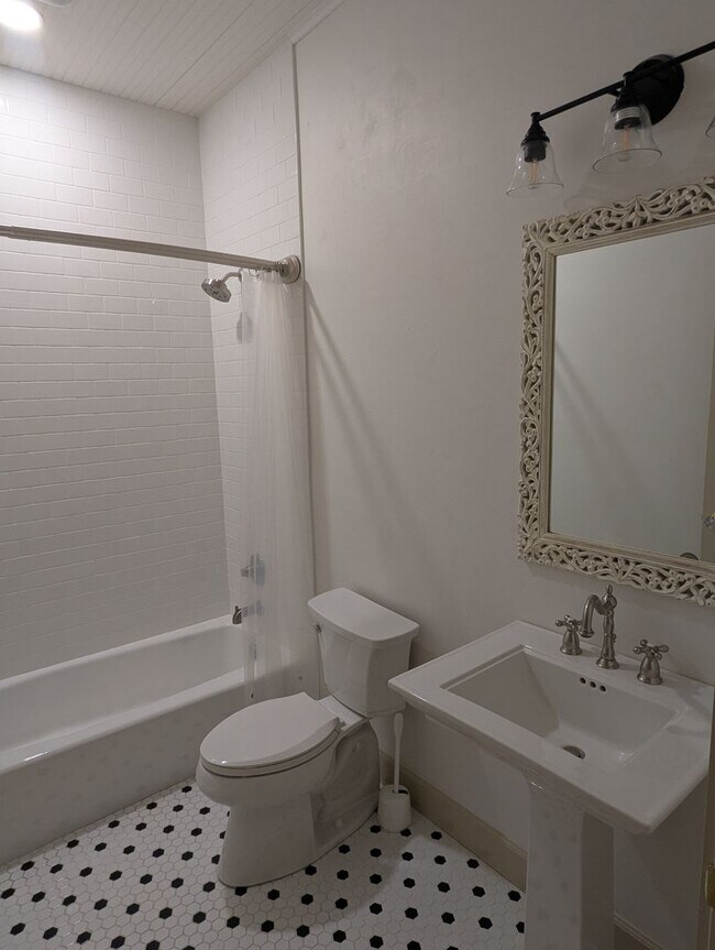 Building Photo - Stunning Fully Renovated 3-Bedroom, 2-Bathroom Cottage-Style Home