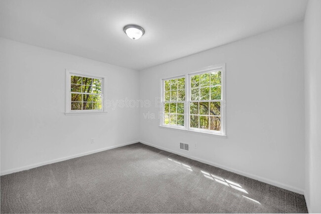Building Photo - 1586 Kings Rd
